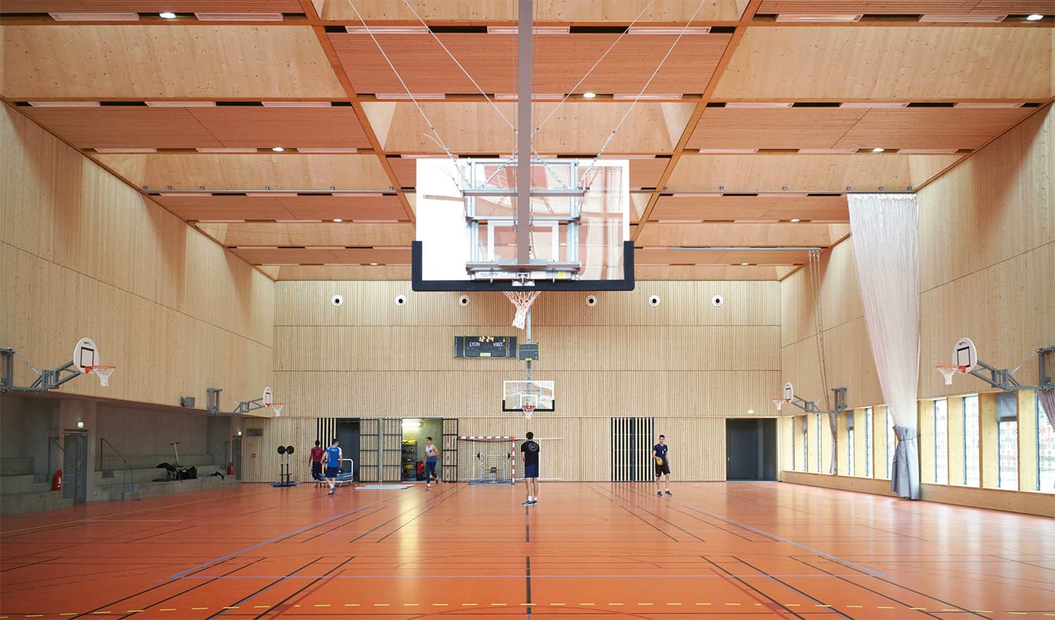 Un monolithe pour les sportifs conçu à Lyon par Dietrich - Untertrifaller Architectes et Tekhnê