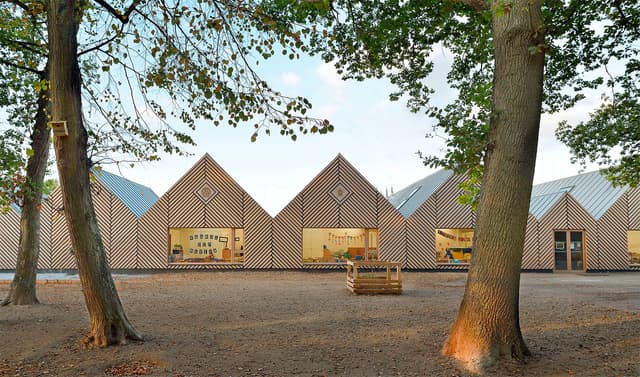 Une école maternelle tout en bois par l'agence Tracks