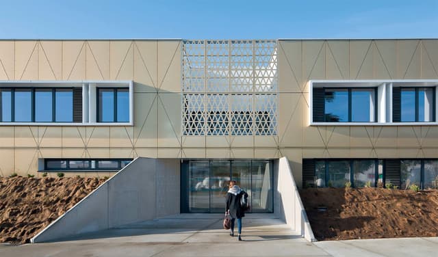 Un collège de paille à Vannes par l'agence forma6