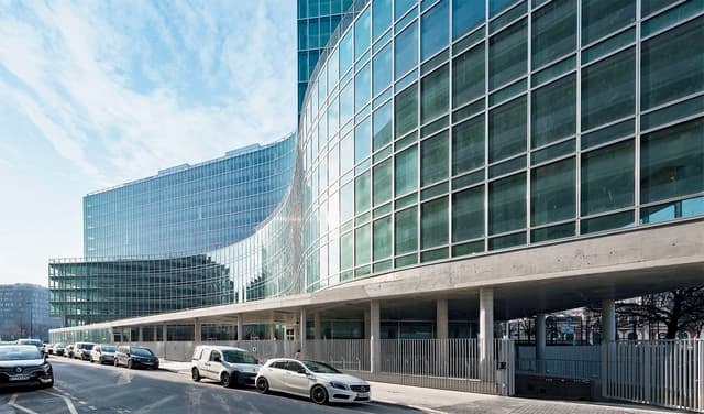 Une transformation tout en courbes par l'agence Bruther à Paris