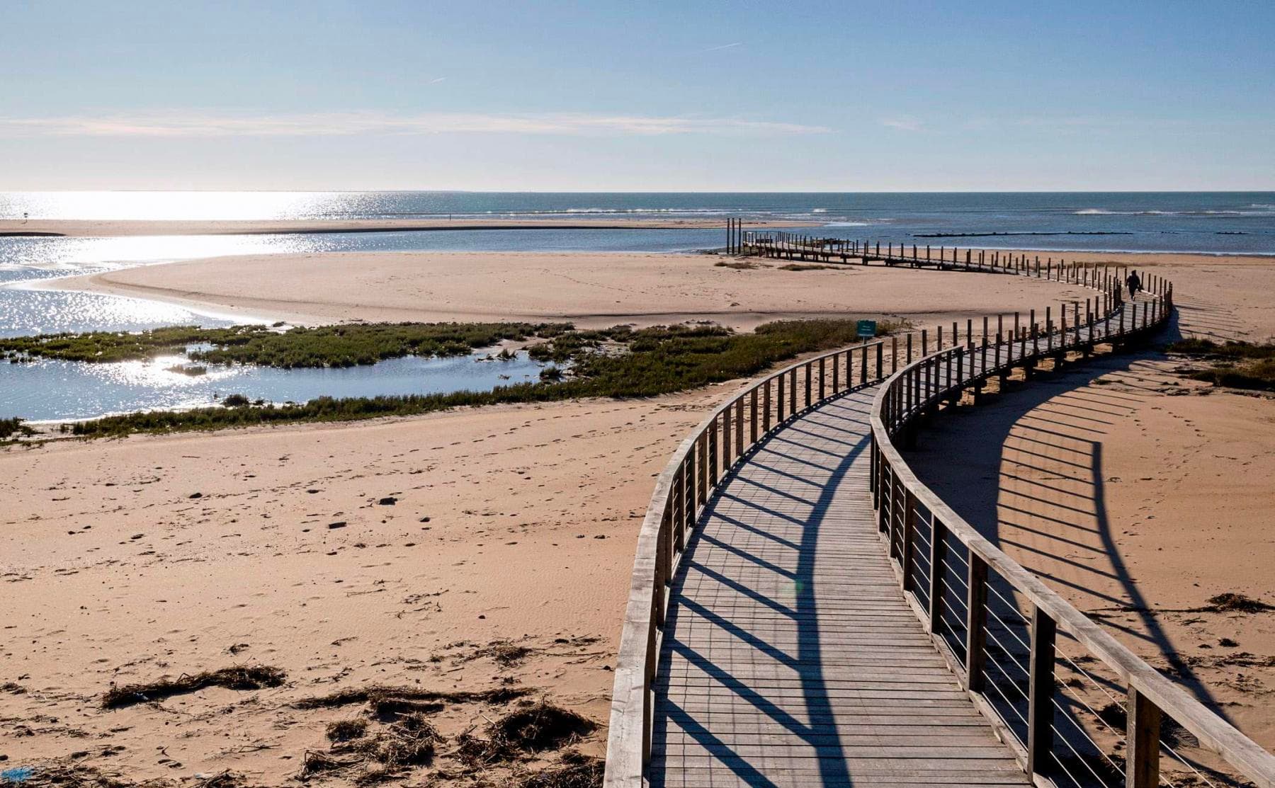 Passerelle en milieu protégé en Vendée par l'agence D'ici là !