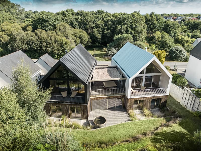 Deux maisons jumelles entre indépendance et partage